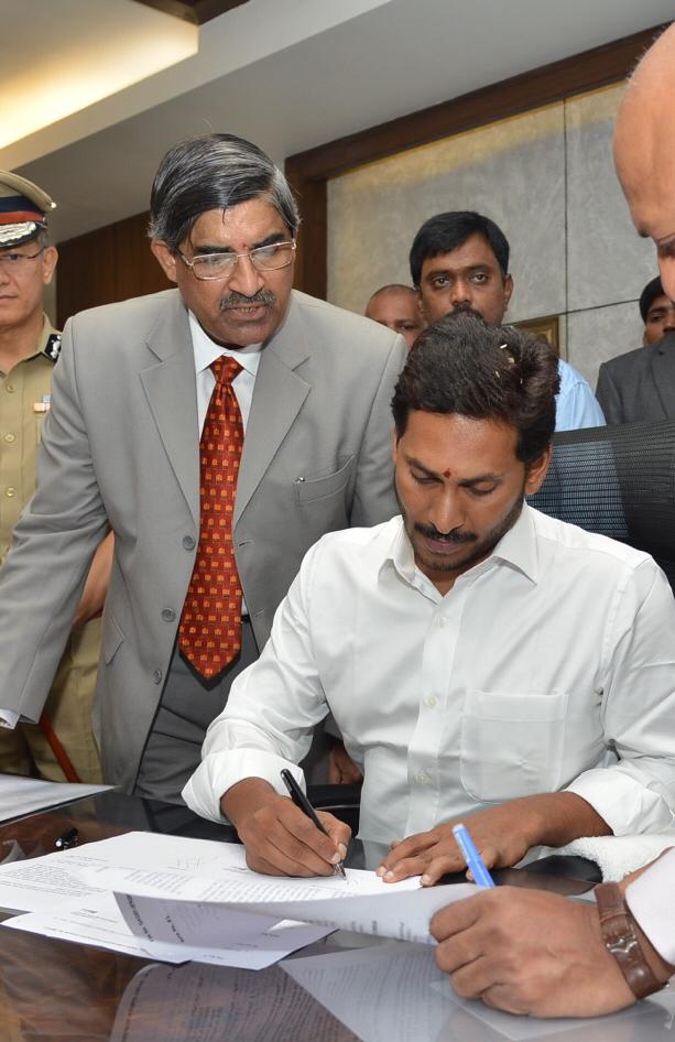 jagan first signature as a CM