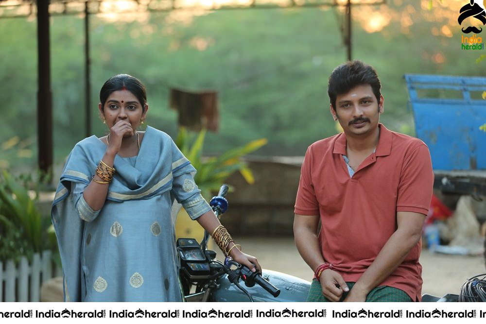 Jiiva and Riya Suman in Seeru Movie Stills and Working Stills Set 2