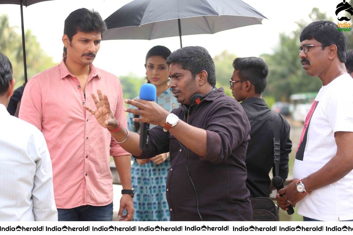 Jiiva and Riya Suman in Seeru Movie Stills and Working Stills Set 2