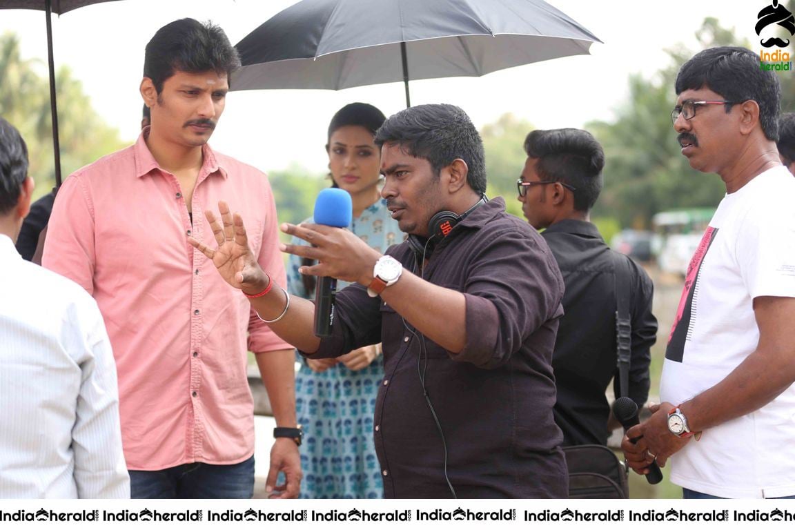 Jiiva and Riya Suman in Seeru Movie Stills and Working Stills Set 2