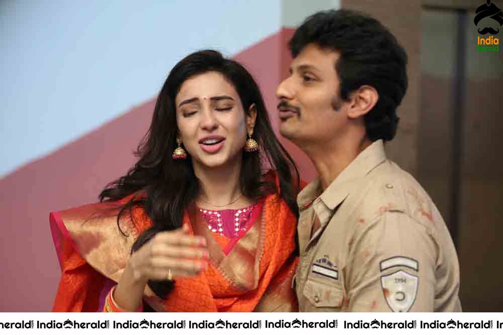 Jiiva and Riya Suman in Seeru Movie Stills and Working Stills Set 2