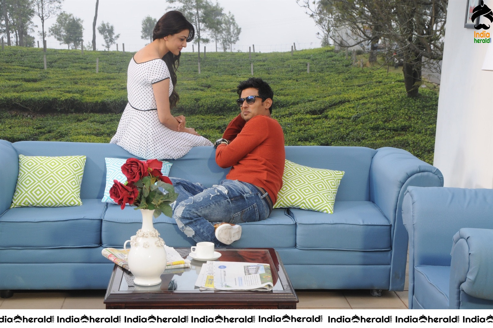 Kajal Aggarwal and Jiiva in Kavalai Venaam movie HD Stills Set 1