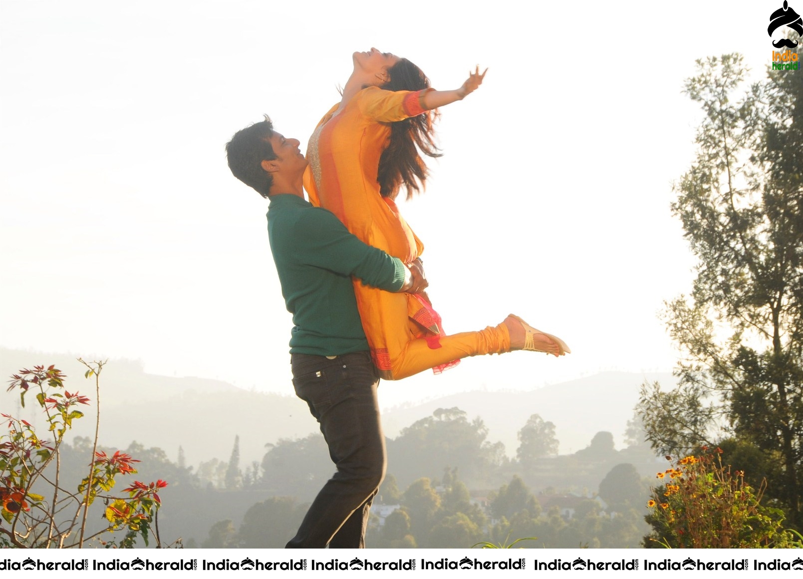 Kajal Aggarwal and Jiiva in Kavalai Venaam movie HD Stills Set 3