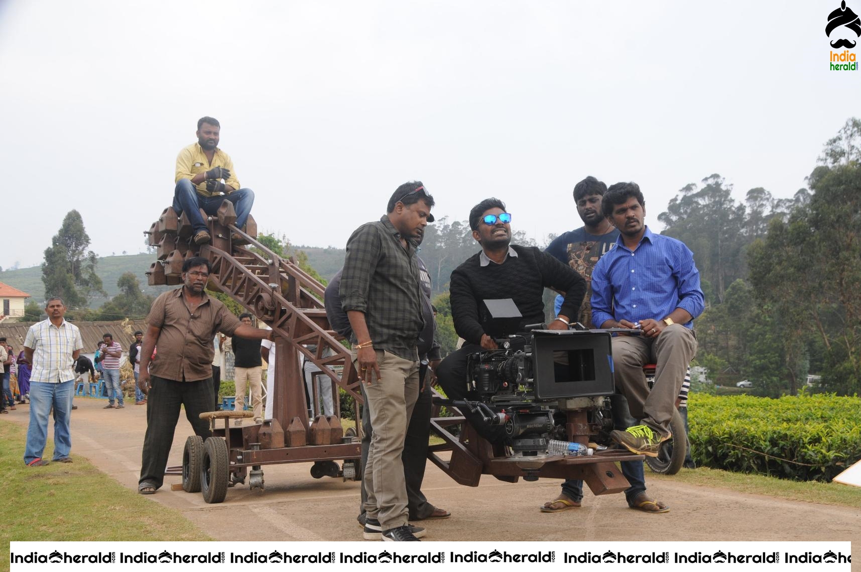 Kajal Aggarwal and Jiiva in Kavalai Venaam movie HD Stills Set 3