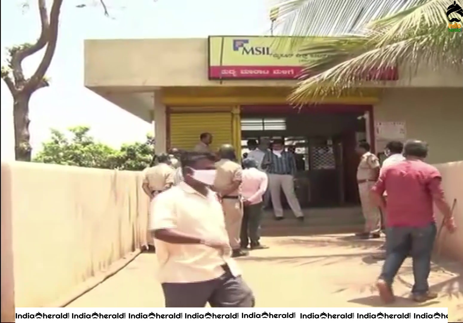 Liquor worth 2 Lakhs looted from a liquor shop in Karnataka amid Corona Virus lockdown