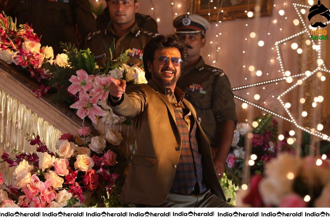 Mass and Stylish Photos of Rajini from Chumma Kizhi song in Darbar