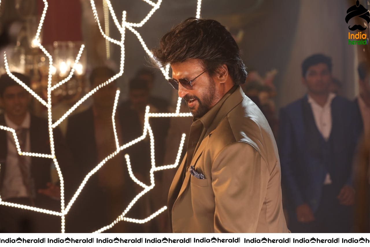 Mass and Stylish Photos of Rajini from Chumma Kizhi song in Darbar