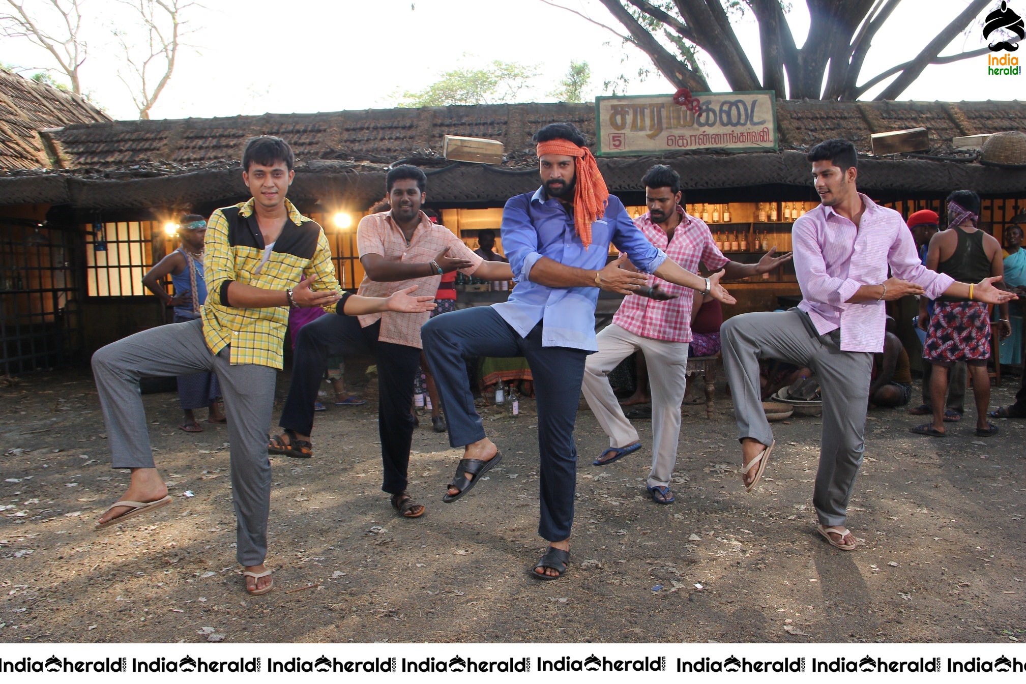 Naan Avalai Santhithapothu Movie Stills Set 1