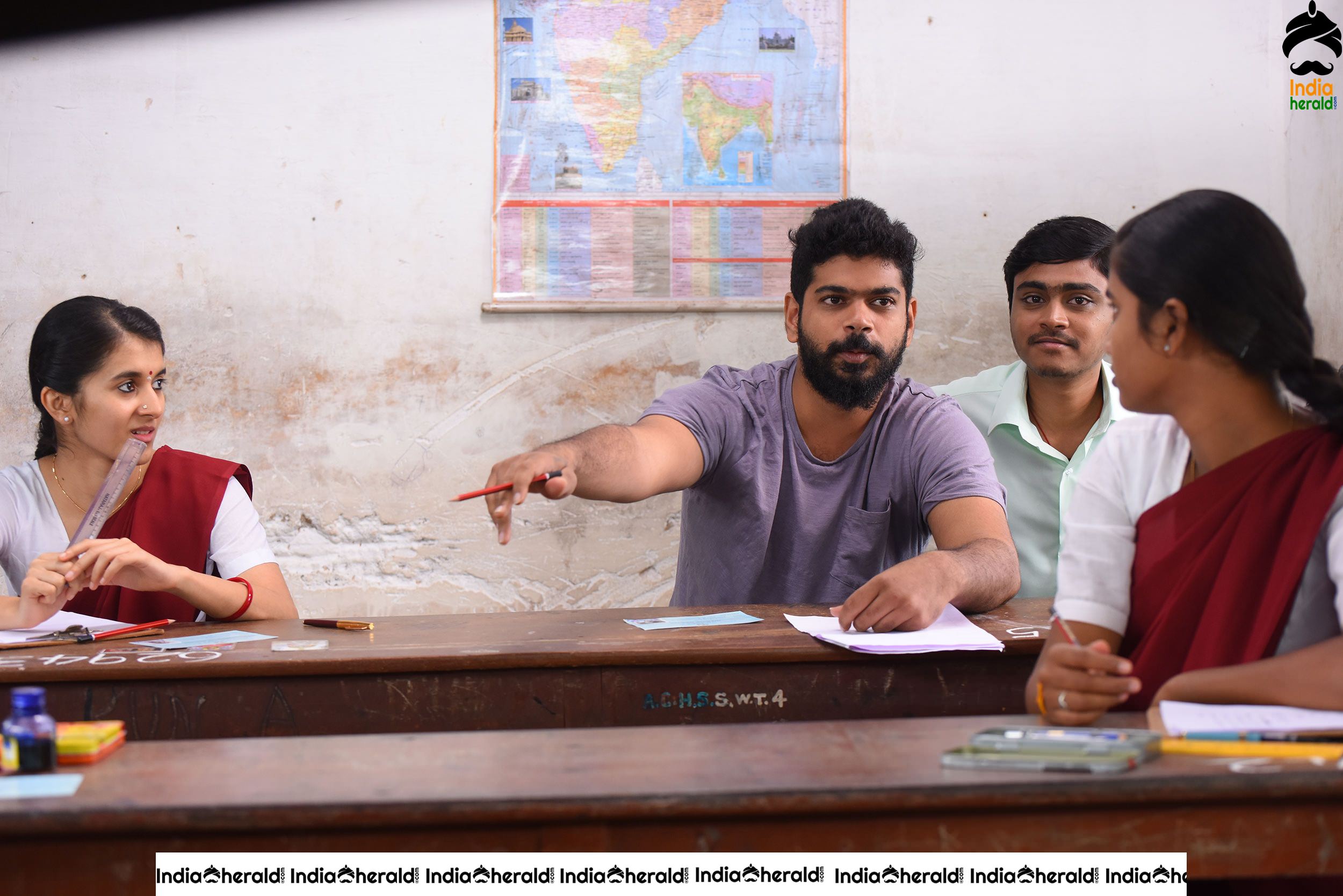 Ninaivo Oru Paravai Movie Stills