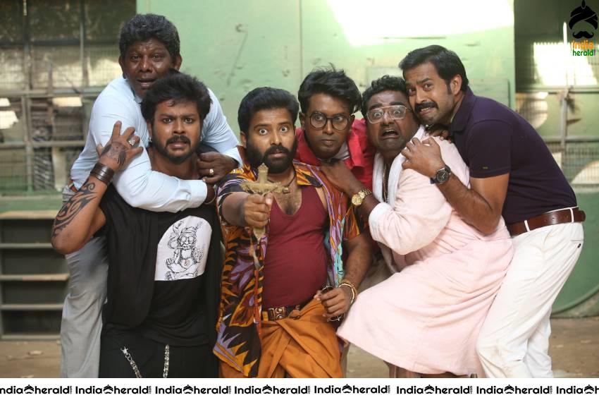 Pallu Padama Paathuka Tamil Adults Comedy Movie Photos Set 1