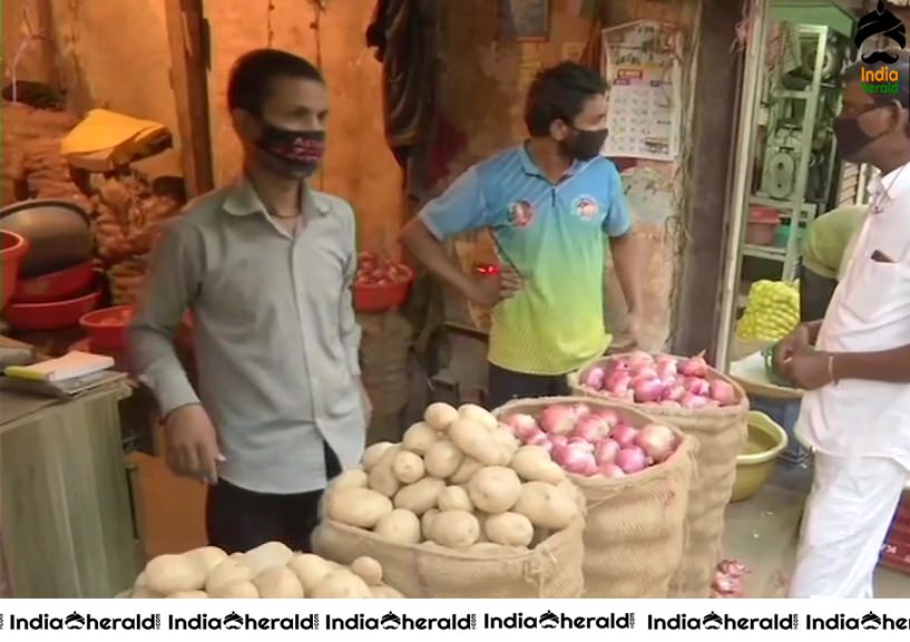 People flock to Kranti Singh Nanapatil Mandi in Dadar to purchase fruits and vegetables amid Corona Virus Lockdown