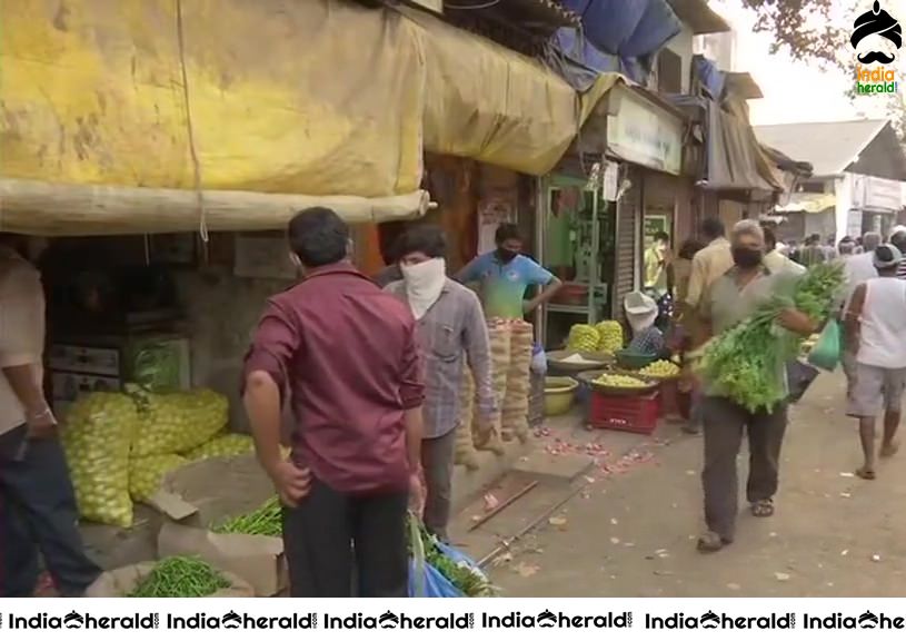 People flock to Kranti Singh Nanapatil Mandi in Dadar to purchase fruits and vegetables amid Corona Virus Lockdown