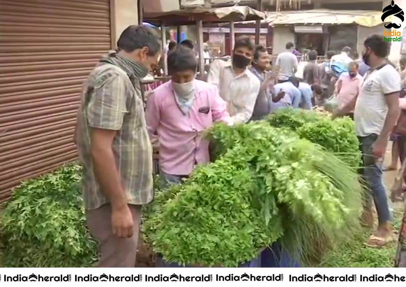 People flock to Kranti Singh Nanapatil Mandi in Dadar to purchase fruits and vegetables amid Corona Virus Lockdown