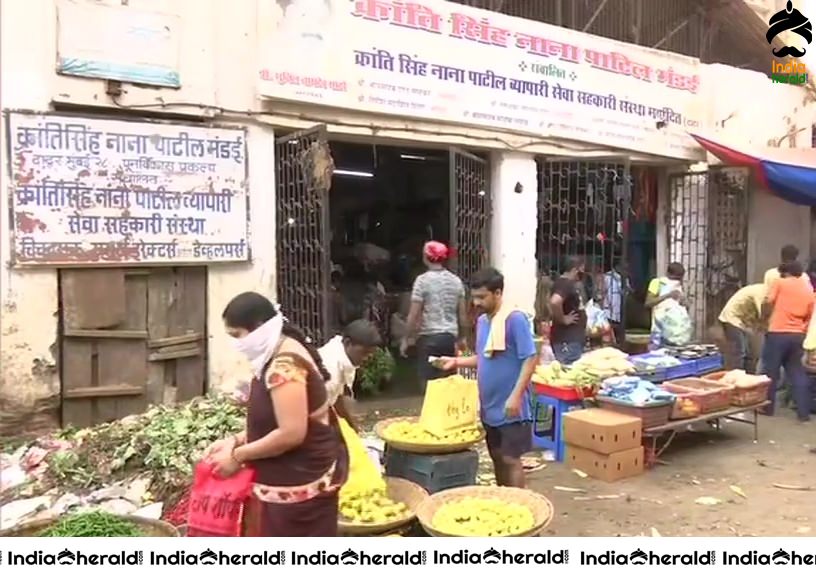 People flock to Kranti Singh Nanapatil Mandi in Dadar to purchase fruits and vegetables amid Corona Virus Lockdown