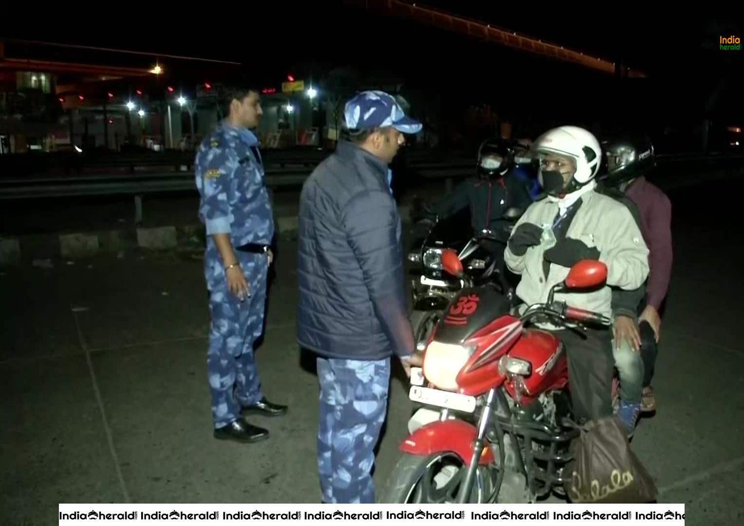 Police barricading continues at Faridabad border to stop movement of vehicles due to Corona Virus Lockdown