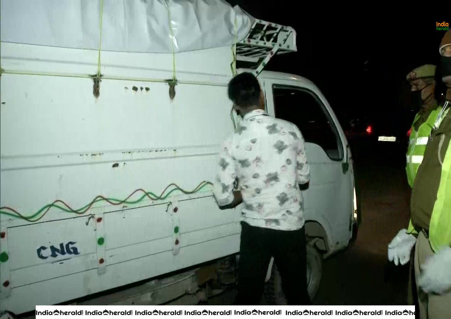 Police barricading continues at Faridabad border to stop movement of vehicles due to Corona Virus Lockdown