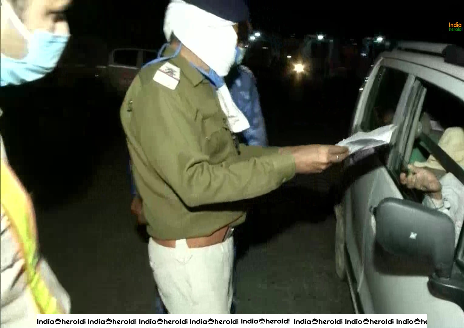 Police barricading continues at Faridabad border to stop movement of vehicles due to Corona Virus Lockdown