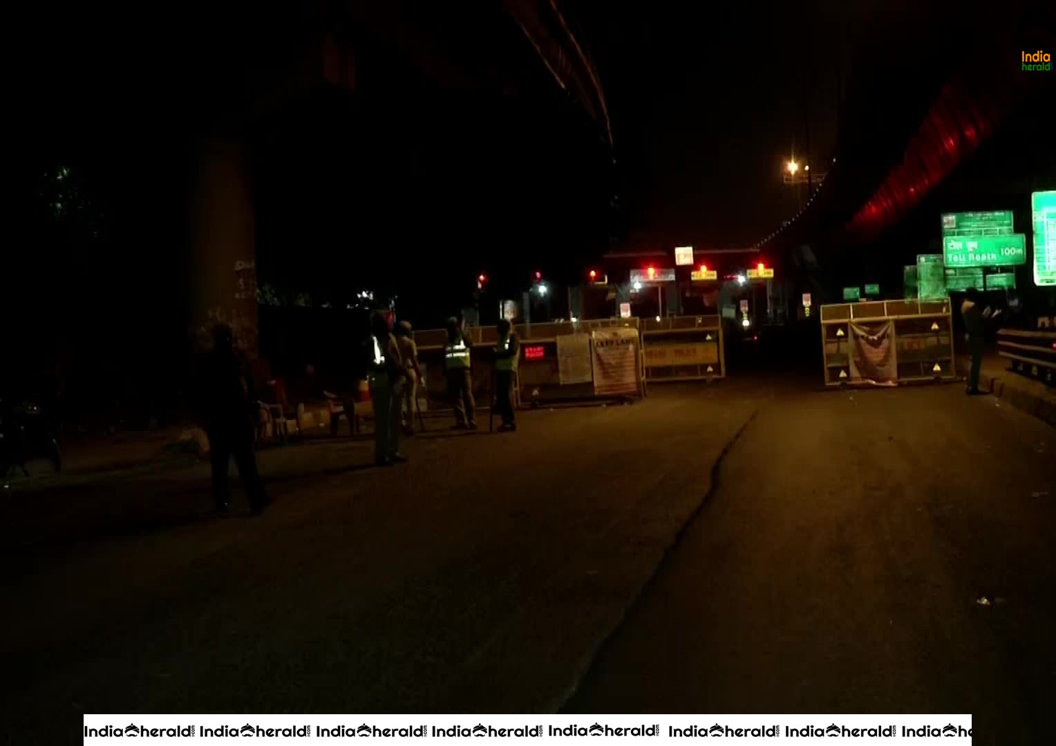 Police barricading continues at Faridabad border to stop movement of vehicles due to Corona Virus Lockdown