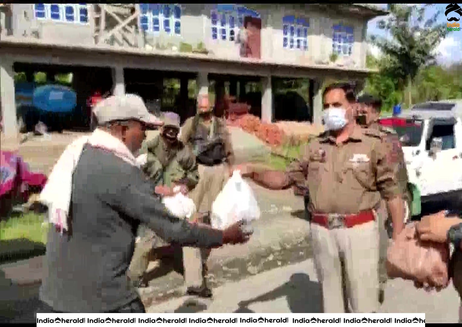 Police in Rajouri distributed food items to the needy amid Corona Virus lockdown