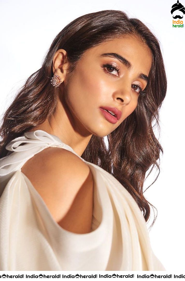 Pooja Hegde Hot and Cute Latest Photos Collection Set 3