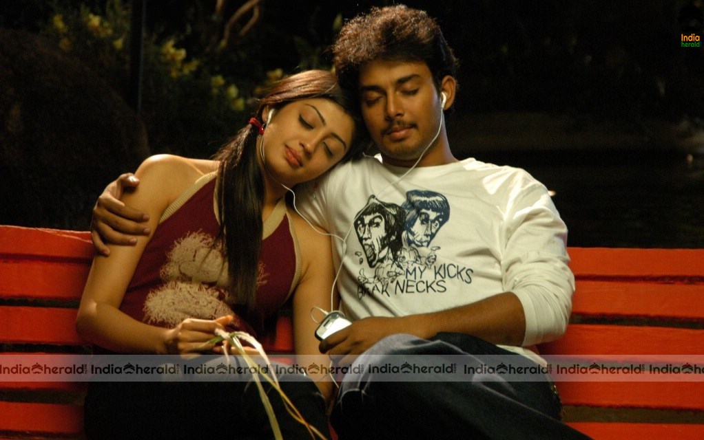Pranitha Unseen Rare Hot Photos from her Debut movie in Sandalwood Set 1
