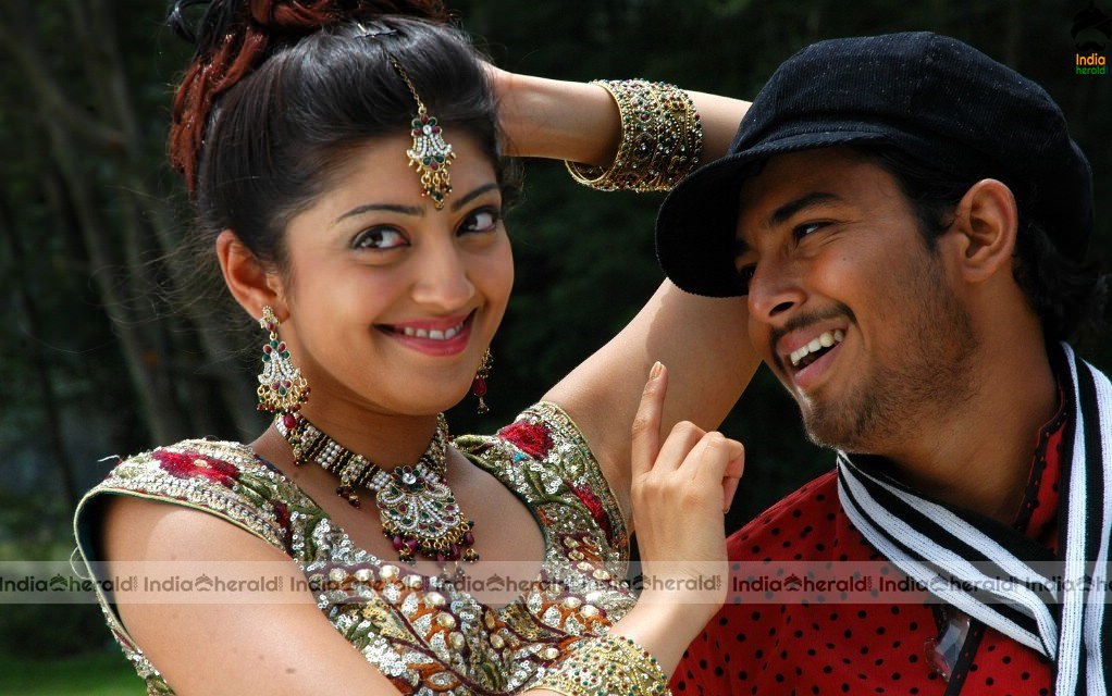 Pranitha Unseen Rare Hot Photos from her Debut movie in Sandalwood Set 1