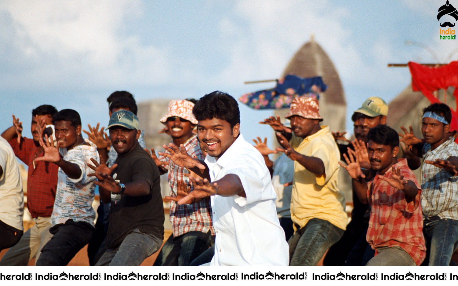 Rare and Unseen Photos of 2004 Blockbuster Okkadu Remake featuring Vijay and Trisha Set 2