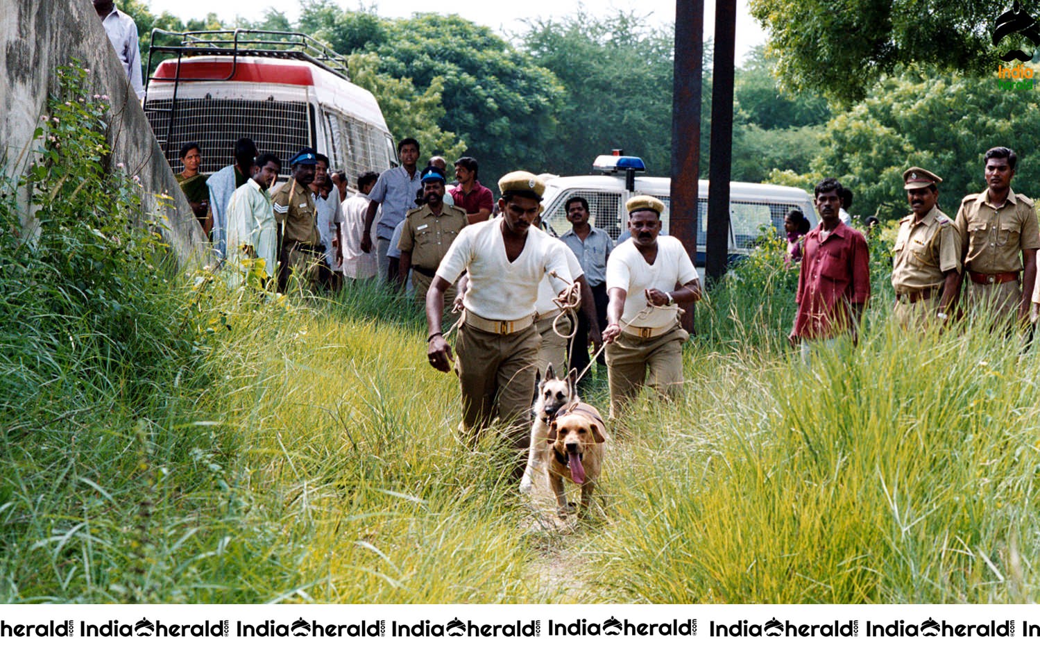 Rare and Unseen Photos of 2004 Blockbuster Okkadu Remake featuring Vijay and Trisha Set 4