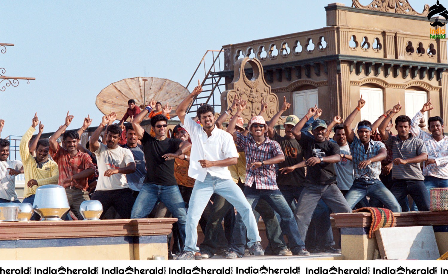 Rare and Unseen Photos of 2004 Blockbuster Okkadu Remake featuring Vijay and Trisha Set 4