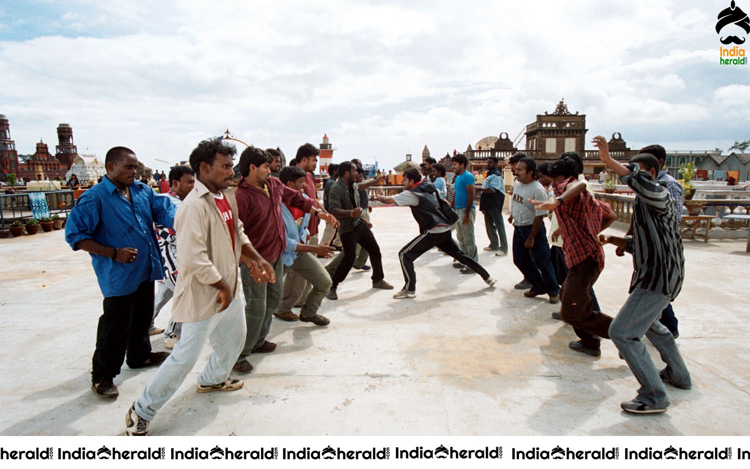 Rare and Unseen Photos of 2004 Blockbuster Okkadu Remake featuring Vijay and Trisha Set 4