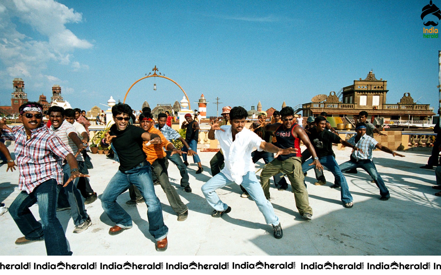 Rare and Unseen Photos of 2004 Blockbuster Okkadu Remake featuring Vijay and Trisha Set 5