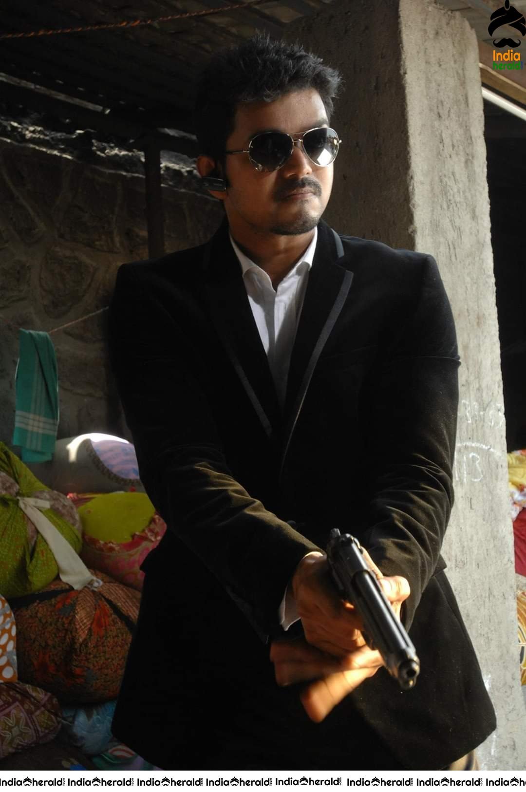 Rare and Unseen Photos of Vijay and Kajal from Thuppakki Movie Set 1