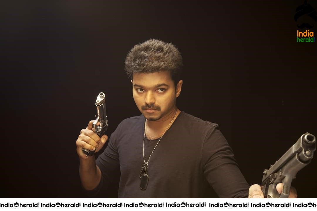 Rare and Unseen Photos of Vijay and Kajal from Thuppakki Movie Set 1