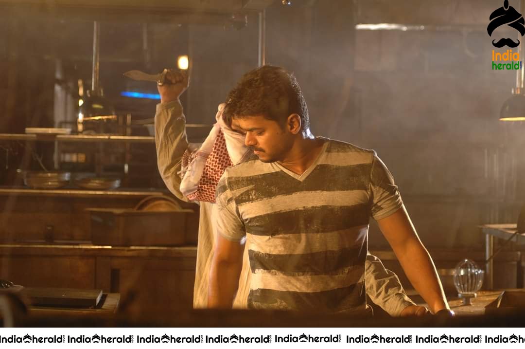 Rare and Unseen Photos of Vijay and Kajal from Thuppakki Movie Set 2