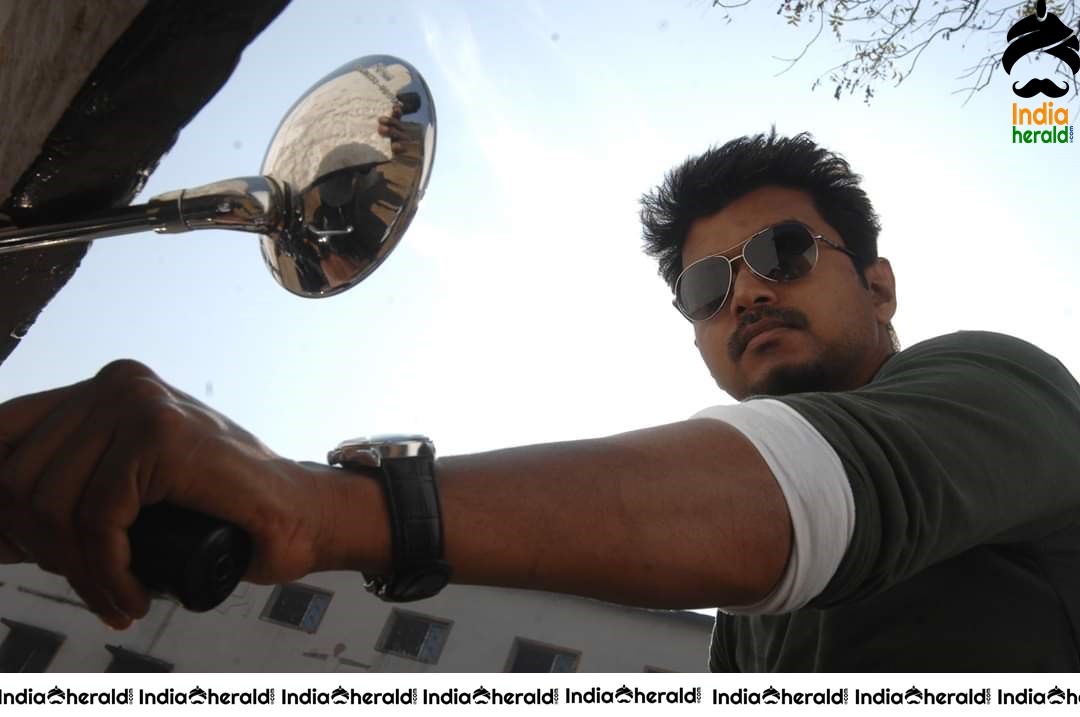 Rare and Unseen Photos of Vijay and Kajal from Thuppakki Movie Set 5
