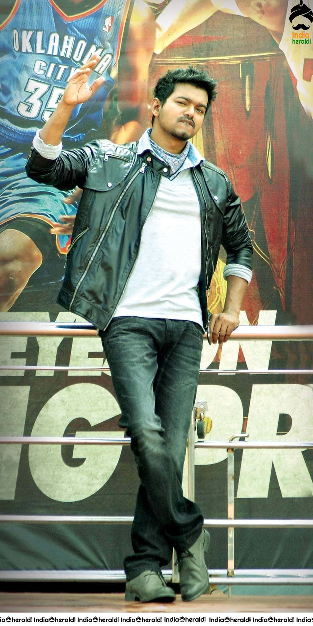 Rare and Unseen Photos of Vijay and Kajal from Thuppakki Movie Set 5