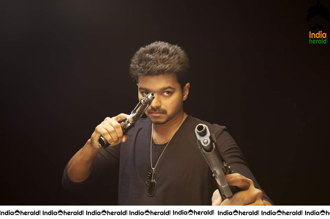 Rare and Unseen Photos of Vijay and Kajal from Thuppakki Movie Set 6
