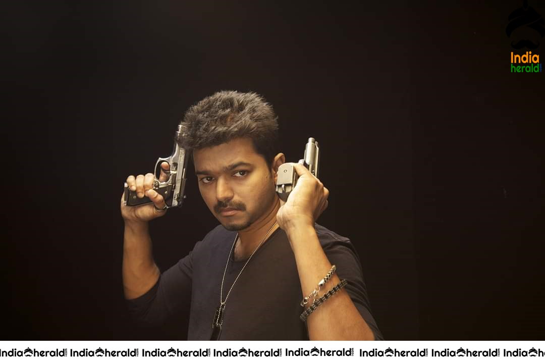 Rare and Unseen Photos of Vijay and Kajal from Thuppakki Movie Set 7