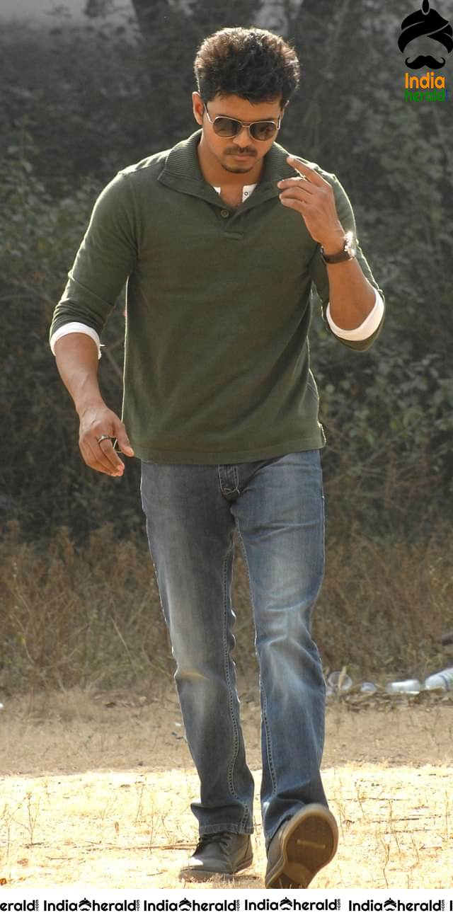 Rare and Unseen Photos of Vijay and Kajal from Thuppakki Movie Set 7