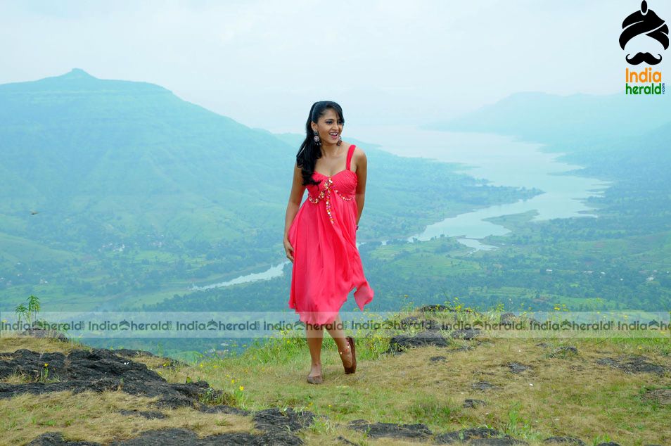 Rare Vintage Hot Photos of Anushka Exposing and Teasing our Mood Set 2