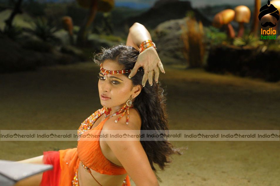 Rare Vintage Hot Photos of Anushka Exposing and Teasing our Mood Set 2