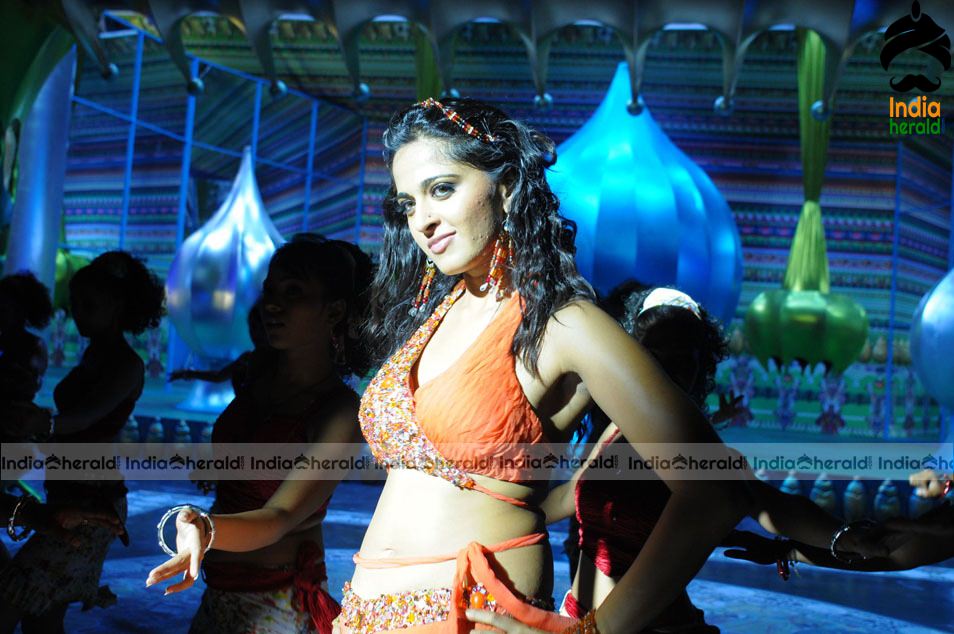 Rare Vintage Hot Photos of Anushka Exposing and Teasing our Mood Set 2