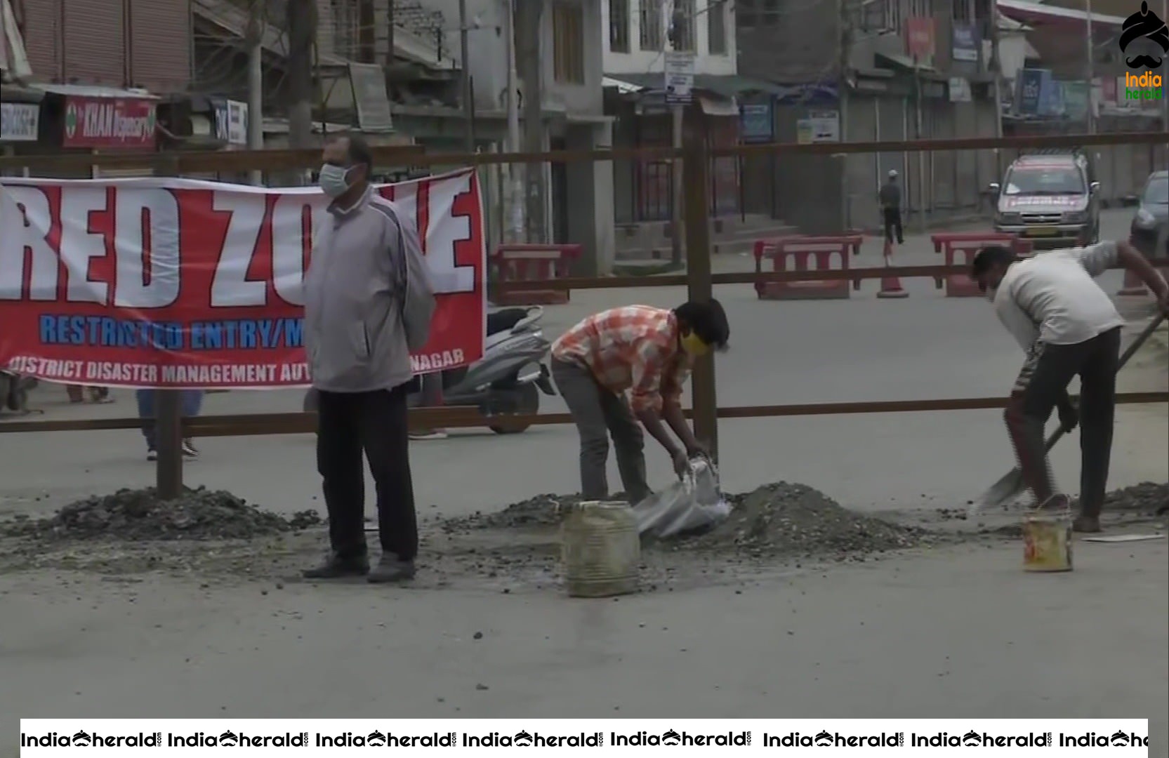 Road from Natipora to Nowgam sealed by the district administration after it was declared as RED ZONE due to COVID 19