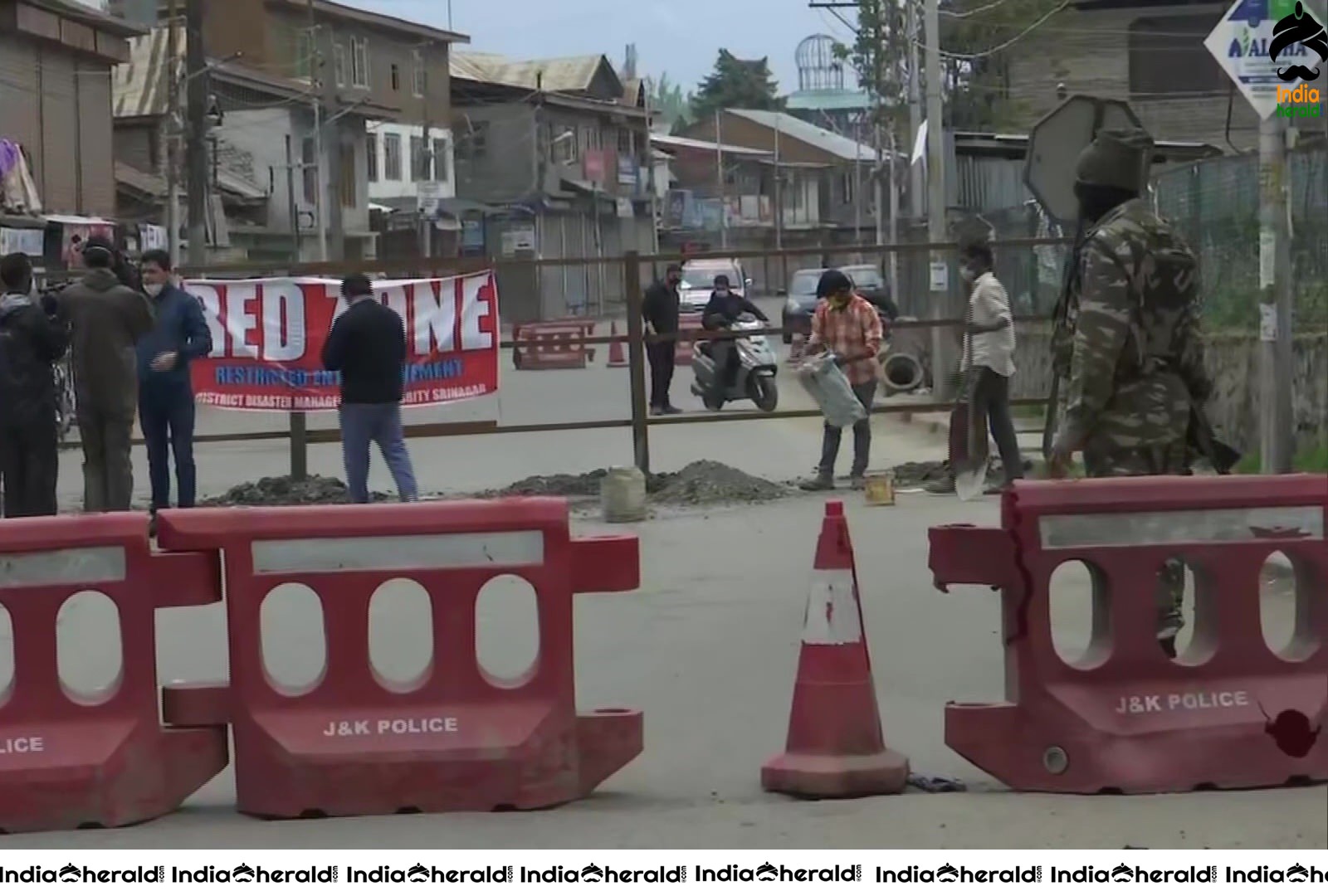 Road from Natipora to Nowgam sealed by the district administration after it was declared as RED ZONE due to COVID 19
