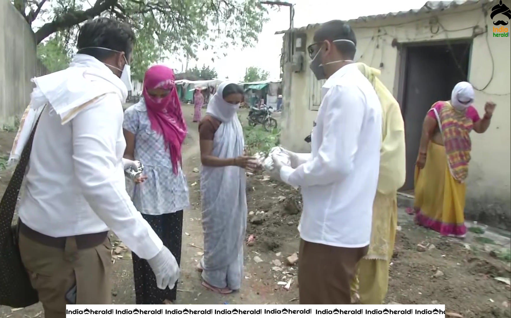 RSS workers distribute food packets and grocery items to needy at Nagpur due to Corona Virus lockdown