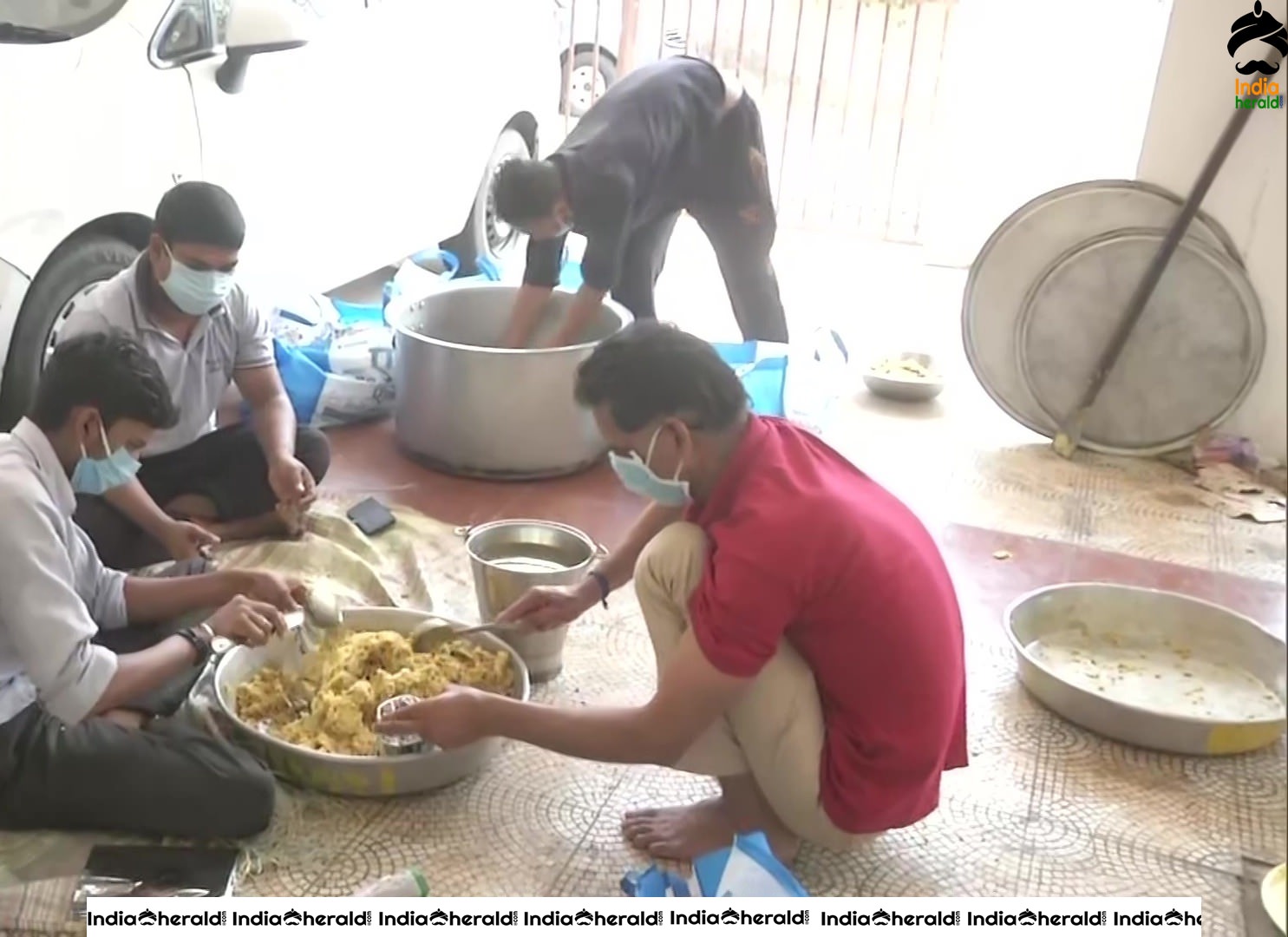 RSS workers distribute food packets and grocery items to needy at Nagpur due to Corona Virus lockdown