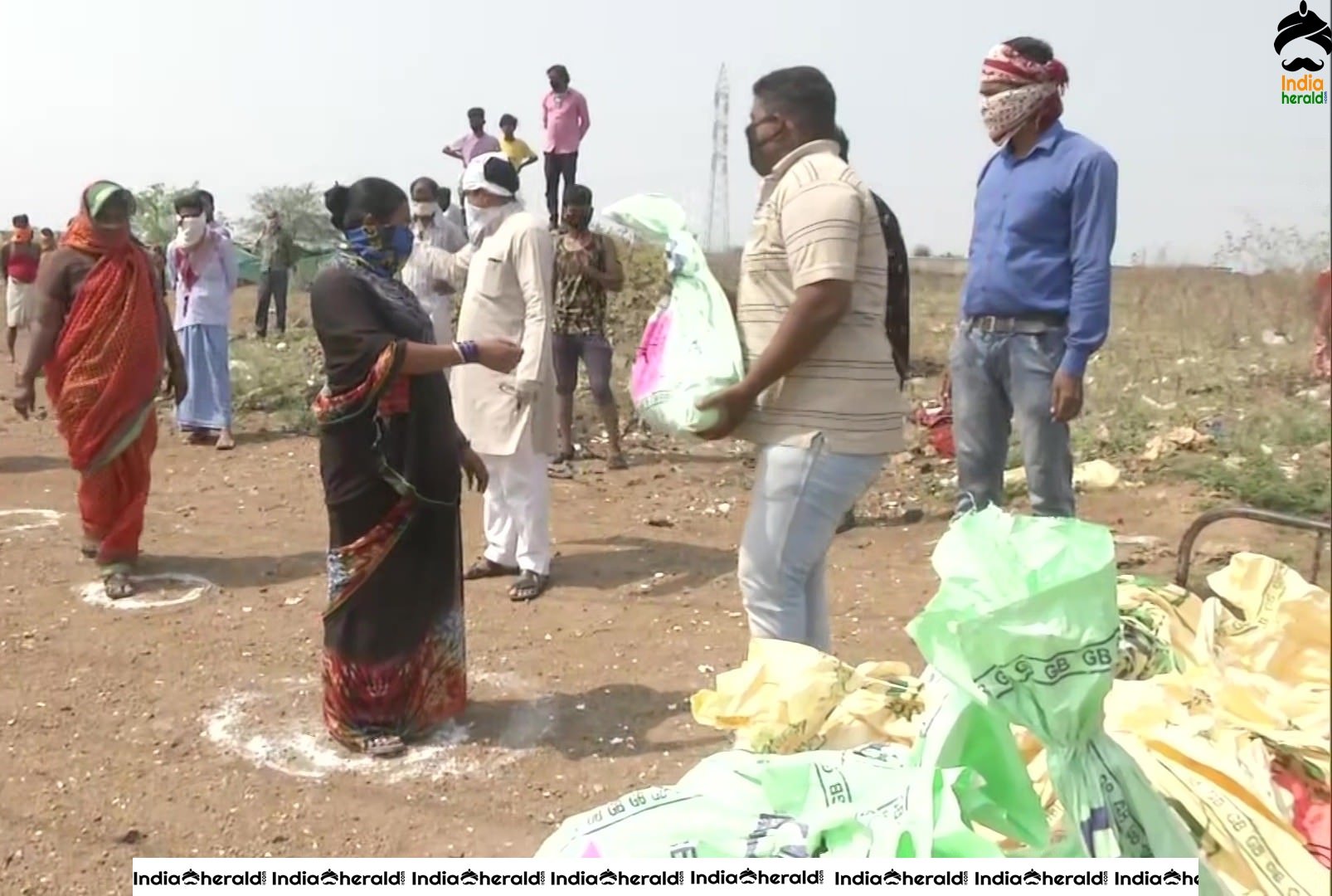 RSS workers distribute food packets and grocery items to needy at Nagpur due to Corona Virus lockdown