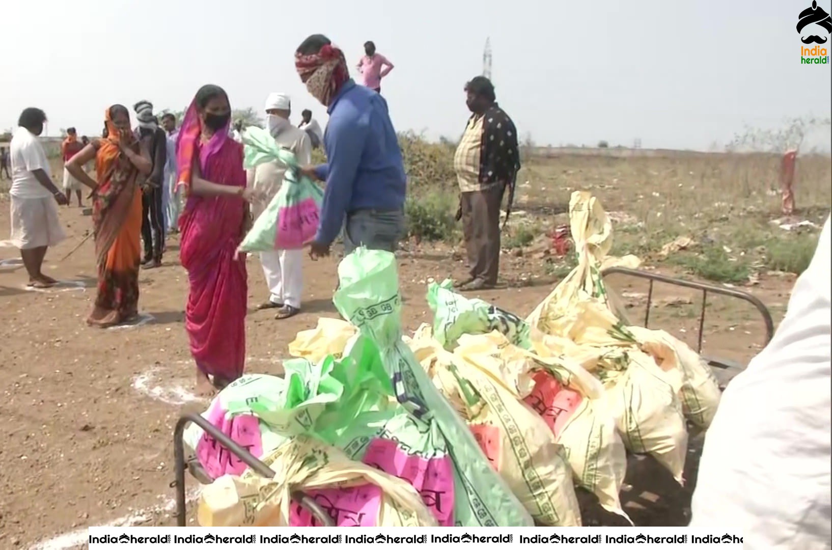 RSS workers distribute food packets and grocery items to needy at Nagpur due to Corona Virus lockdown