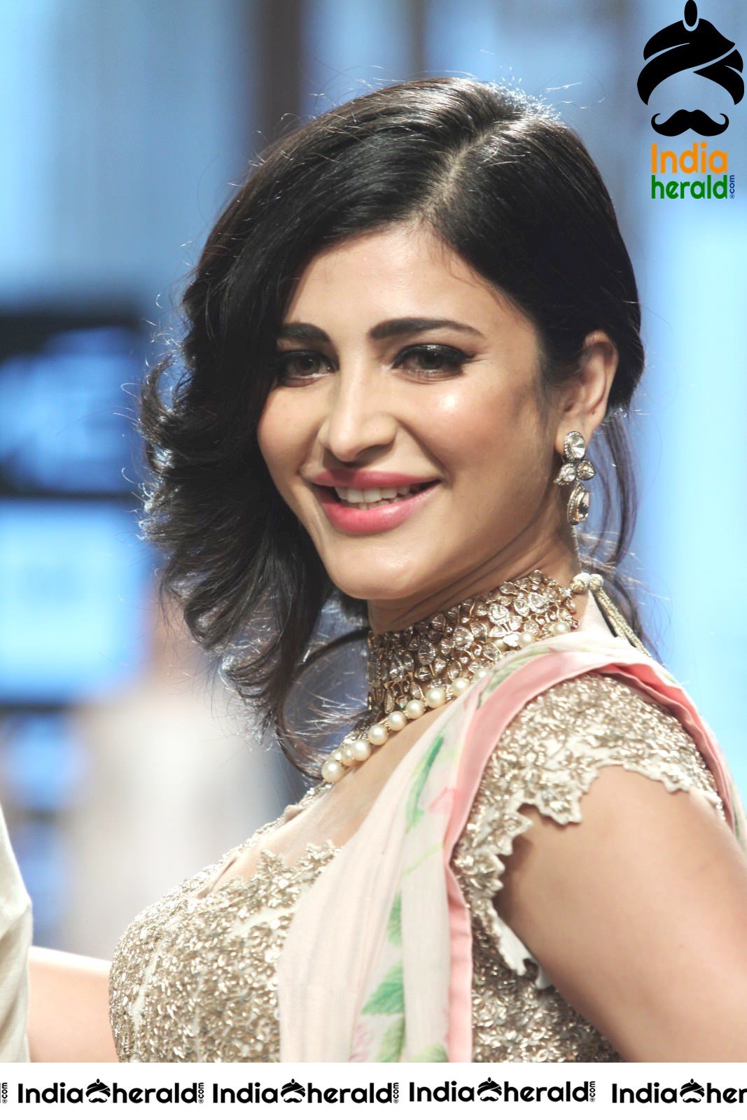 Shruti Haasan Hot Photos Collection Set 4