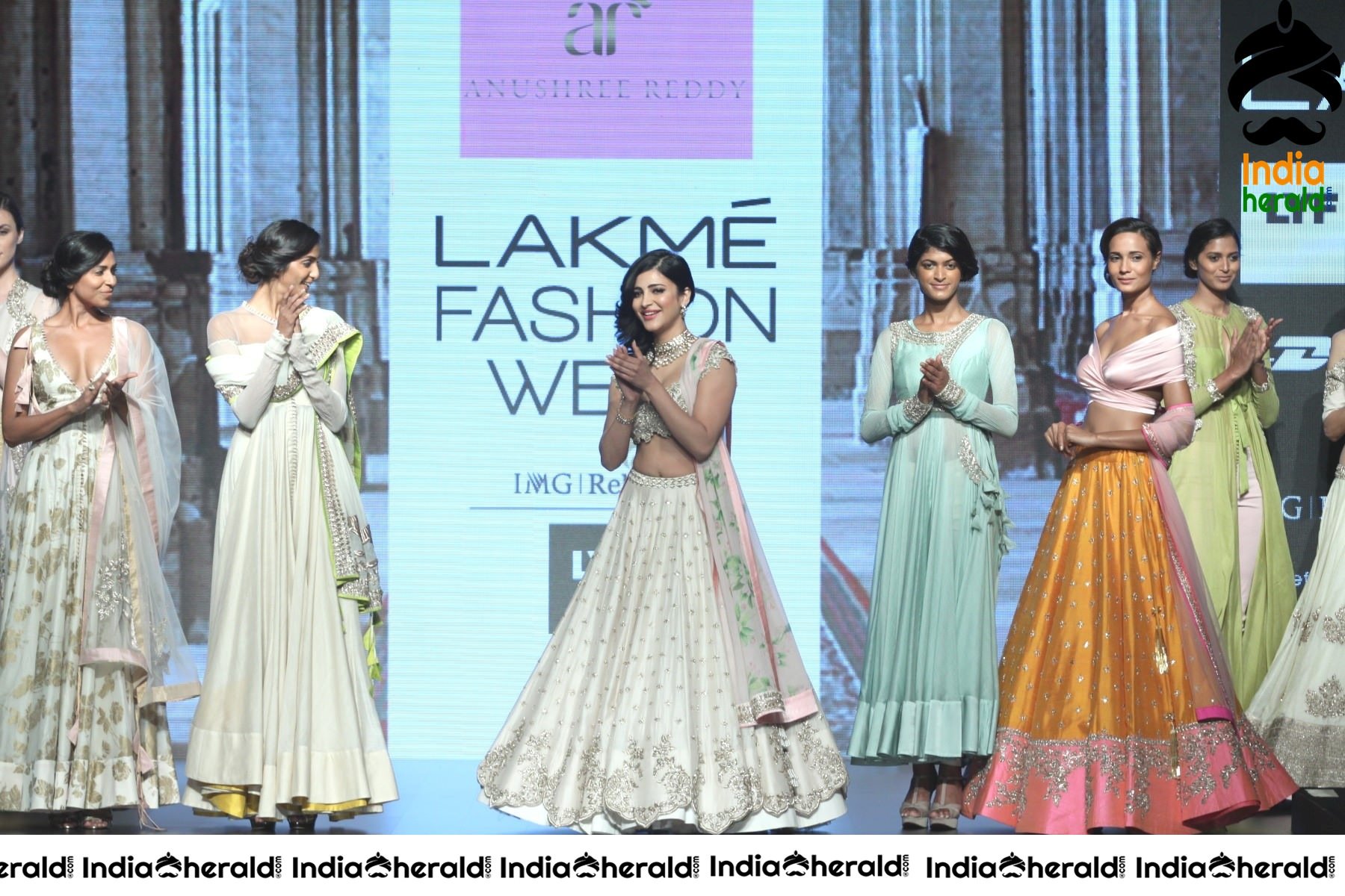 Shruti Haasan Hot Photos Collection Set 4